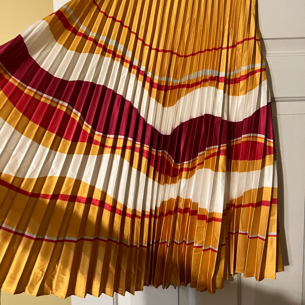 Pleated design skirt